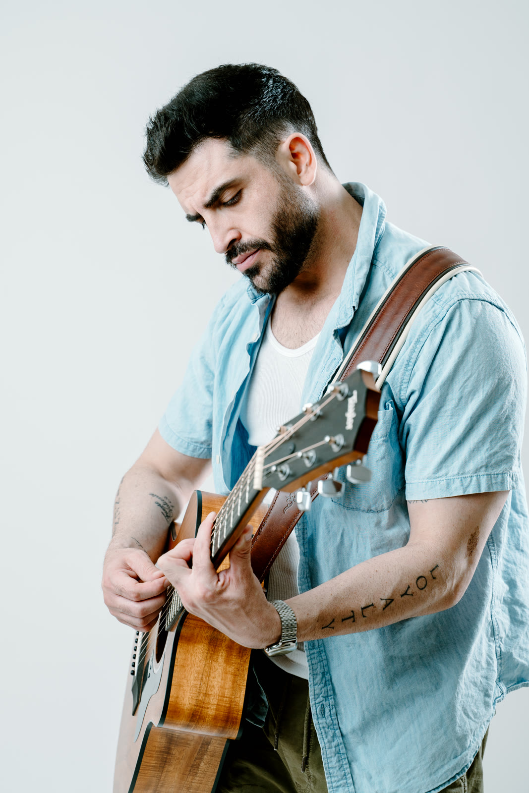 Eugenio Valdez con guitarra